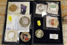 A SMALL TRAY OF ASSORTED COLLECTABLE / COMMEMORATIVE COINS