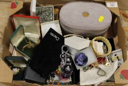 A TRAY OF ASSORTED COSTUME JEWELLERY TO INCLUDE A SELECTION OF VINTAGE BROOCHES ETC