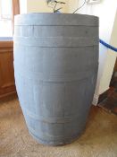 A LARGE COOPERED WOODEN BARREL - H 89 CM