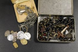 A SMALL QUANTITY OF COSTUME JEWELLERY ETC TO INCLUDE ROSARY BEADS