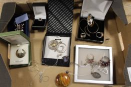 A SMALL TRAY OF ASSORTED SILVER JEWELLERY ITEMS ETC TO INCLUDE A 'SWATCH' RING