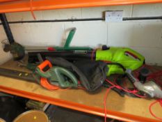 A SELECTION OF GARDEN POWER TOOLS TO INCLUDE STRIMMER, HEDGE CUTTER, HOT AIR BLOWER, GARDEN VACUUM