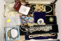 A TRAY OF ASSORTED COSTUME JEWELLERY ITEMS TO INCLUDE VINTAGE BROOCHES ETC