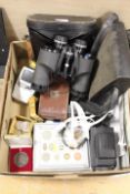 A TRAY OF COLLECTABLES TO INCLUDE A CASED SET OF BINOCULARS