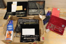 A SMALL TRAY OF COLLECTABLES TO INCLUDE PRECISION DRAWING IMPLEMENTS