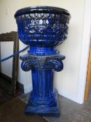 A LARGE MODERN BLUE GLAZED JARDINIERE ON CORINTHIAN COLUMN STAND -OVERALL H 115 cm, Dia. 62 cm