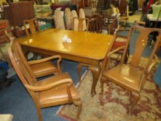 AN EARLY 20TH CENTURY OAK EXTENDING DINING TABLE WITH A SET OF SIX CHAIRS