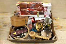 A TRAY OF ASSORTED COLLECTABLES TO INCLUDE A LARGE MAGNIFYING GLASS ETC