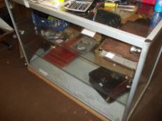 AN ALUMINIUM / GLASS SHOP DISPLAY COUNTER (BY ROSTRUM)