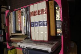 A TRAY OF BOOKS ON MILITARY AND POLITICS TO INCLUDE CHURCHILL