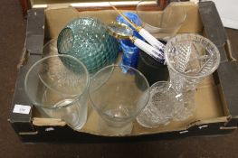 A TRAY OF ODDS TO INCLUDE CHINA HANDLED MAGNIFY GLASS WITH MATCHING LETTER OPENER TOGETHER WITH A