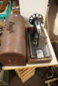 A VINTAGE SINGER SEWING MACHINE WITH CASE