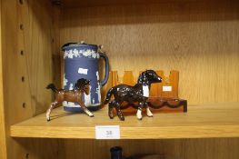 TWO BESWICK ORNAMENTS A/F A LIDDED WEDGWOOD JUG AND AN ORANGE GLASS PIPE RACK