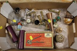 A SMALL TRAY OF ASSORTED COLLECTABLES