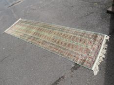 A VINTAGE WOOLLEN RUG APPROX 290 x 80 cm