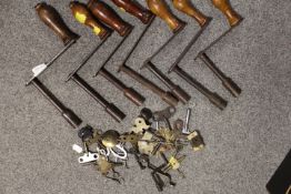 A BOX OF KEYS, VINTAGE TABLE WINDERS ETC