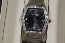 AN INGERSOLL REFLECT 100 M WATER RESISTANT WRISTWATCH ON PRESENTATION BOX