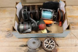 A QUANTITY OF VINTAGE FISHING REELS AND ACCESSORIES