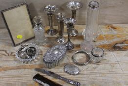 A QUANTITY OF HALLMARKED SILVER AND SILVER PLATED WARE TO INCLUDE TWO HALLMARKED SILVER DRESSING