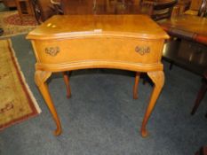 A 20TH CENTURY WALNUT SINGLE DRAWER SIDE TABLE ON CABRIOLE SUPPORTS W-70 CM