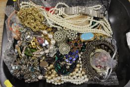 A TRAY OF ASSORTED MODERN COSTUME JEWELLERY TO INCLUDE WATCHES, PEARLS ETC