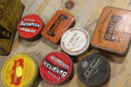 A SMALL QUANTITY OF COLLECTABLE TINS