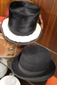 THREE VINTAGE HATS TO INCLUDE A TOP HAT AND A BOWLER HAT IN A LEATHER HAT BOX
