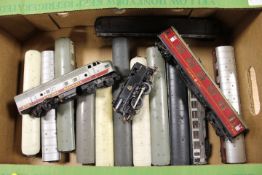 A TRAY OF ASSORTED MODEL RAILWAY ENGINES AND TENDERS