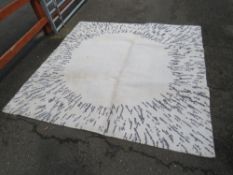 A LARGE VINTAGE WOOLLEN RUG APPROX 200 X 200 CM