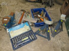 A SELECTION OF TOOLS, SOCKET SET, 2 AXLE STANDS, TROLLEY JACK AND A METAL WOODWORKING VICE