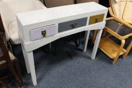 A MODERN THREE DRAWER CONSOLE TABLE W-97 CM TOGETHER WITH A MODERN IKEA RUG (2)