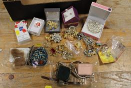 A TRAY OF ASSORTED COSTUME JEWELLERY ETC TO INCLUDE WATCHES