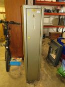 A STEEL CASED GUN CABINET WITH KEY