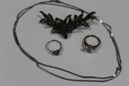A LARGE VINTAGE SILVER MARCASITE BROOCH, SILVER RING, SILVER CHAIN AND DRESS RING