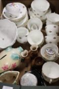 A TRAY OF ASSORTED CERAMICS