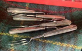A SET OF SIX ART DECO DESSERT FORKS WITH HALLMARKED STERLING SILVER HANDLES - LONDON 1936