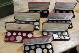 A TIN OF ASSORTED COLLECTABLE COINAGE TO INCLUDE SEVERAL CASED SPECIMEN SETS ETC