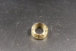 A HALLMARKED 18CT GOLD WEDDING BAND - APPROX WEIGHT 5.7 G