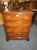A 20TH CENTURY WALNUT FOUR DRAWER CHEST OF DRAWERS W-60 CM