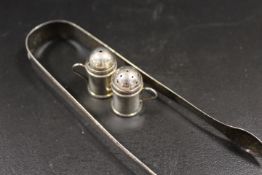 A SET MINIATURE SILVER TANKARDS SALE AND PEPPER PLUS A PAIR OF GEORGIAN SILVER TONGS