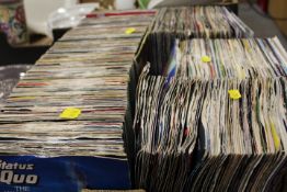 A TRAY OF APPROX 400 ASSORTED 7