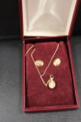 A HALLMARKED 9CT GOLD COFFEE BEAN PENDANT NECKLACE AND EARRINGS