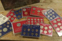 A TIN OF ASSORTED COLLECTABLE COINAGE TO INCLUDE SEVERAL CASED DECIMAL SETS ETC