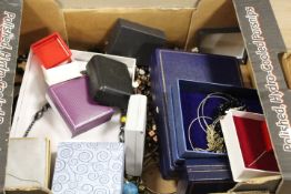 A TRAY OF ASSORTED COSTUME JEWELLERY