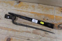 A VINTAGE / ANTIQUE AMERICAN BAYONET WITH SCABBARD - SCABBARD A/F
