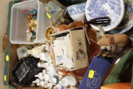 A TRAY OF COLLECTABLES TO INCLUDE WADE WHIMSIES AND SMALL GLASS FIGURES