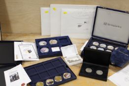 A SMALL COIN COLLECTION TO INCLUDE COLLECTORS COINS, ROYAL ANNIVERSARY EXAMPLES ETC
