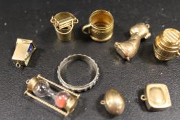 A COLLECTION OF 9CT GOLD CHARMS ETC - APPROX COMBINED WEIGHT OF CHARMS 14.1 G