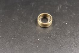 A HALLMARKED 9CT GOLD WEDDING BAND - APPROX WEIGHT 7.8 G