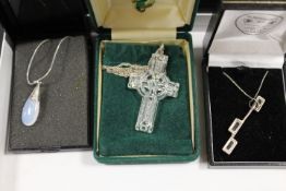 A COLLECTION OF ASSORTED PENDANTS ETC TO INCLUDE WATERFORD CRYSTAL AND SWAROVSKI